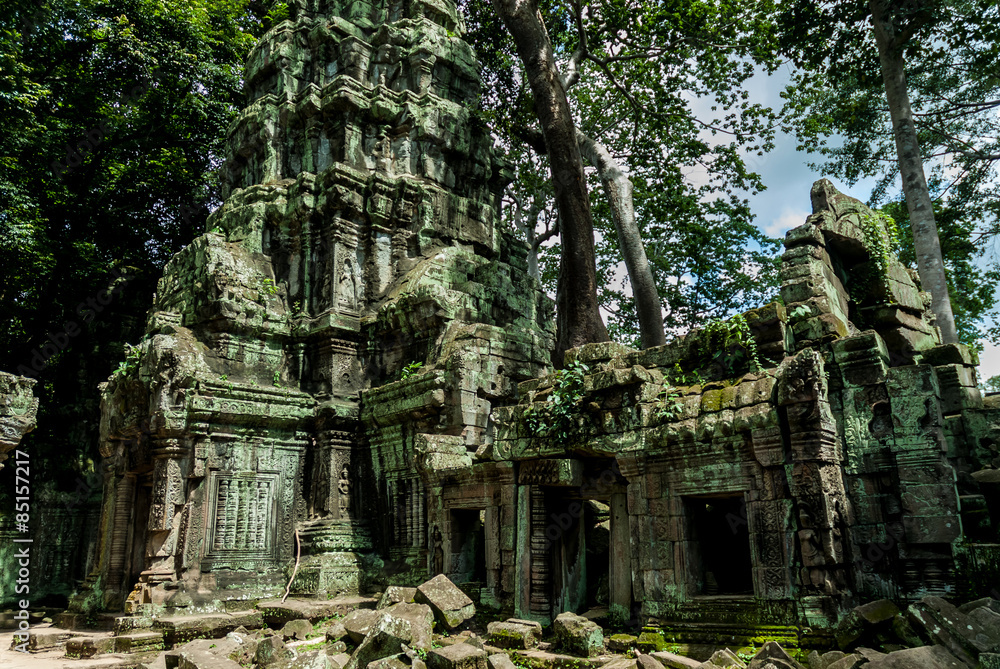 Obraz premium temple detail or prasat ruined with bas-reliefs in the archaeological ta prohm place in siam reap, cambodia