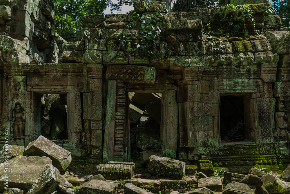 Fototapeta premium temple detail or prasat ruined with bas-reliefs in the archaeological ta prohm place in siam reap, cambodia