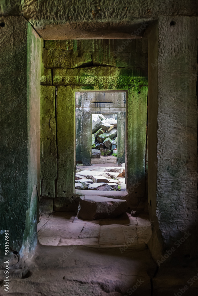 Obraz premium interior of gallery ruined in the archaeological place of ta prohm in siam reap, cambodia