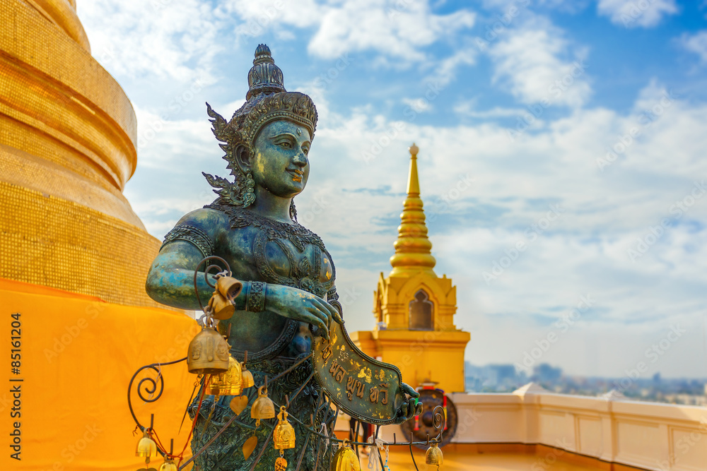 Fototapeta premium Statua Buddy w Golden Mountain Temple w Bangkoku w Tajlandii