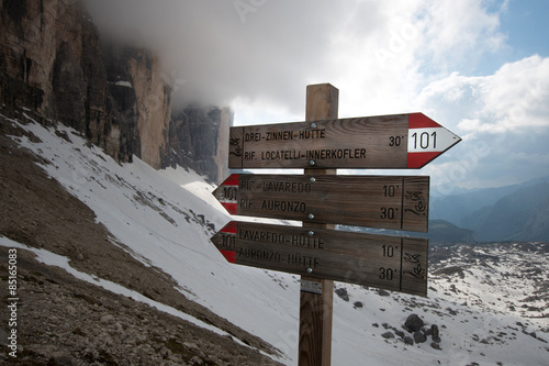 Wanderwege am Fusse der Drei Zinnen in den Wolken, Südtirol, Italien