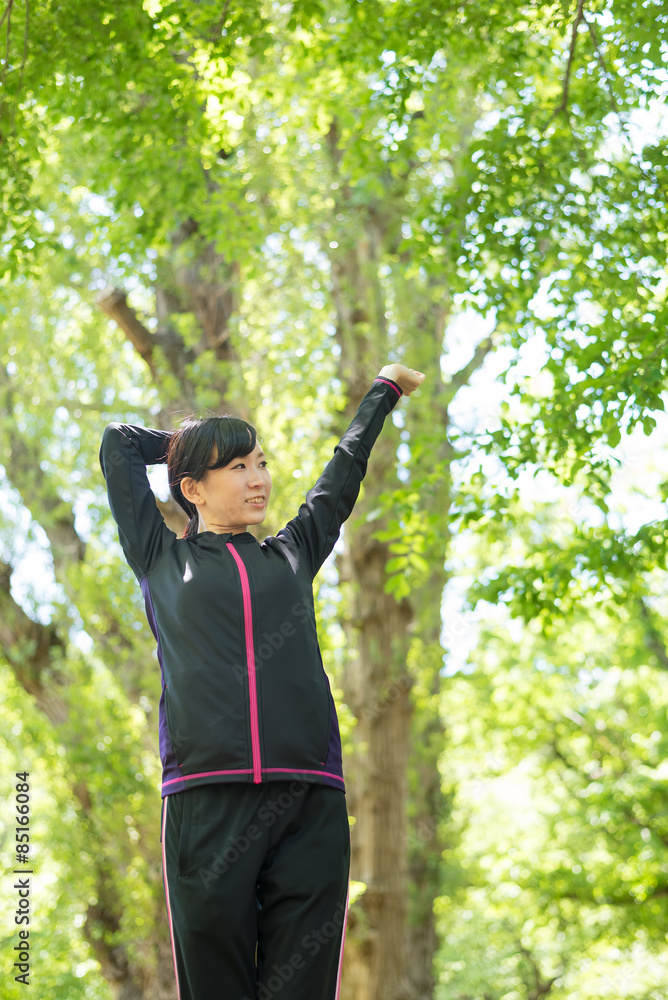 ストレッチする女性 ストレッチする女性