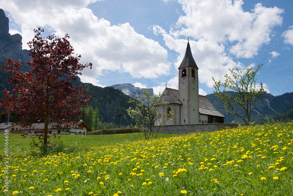 Kirche St. Veit in Prags mit Seekofelmassiv im Hintergrund, Südtirol, Italien