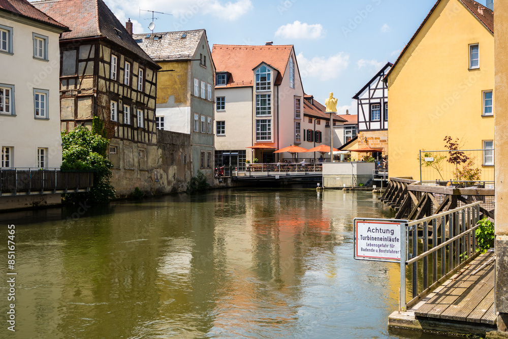 Energiegewinnung aus einem Fluss durch eine Turbine 