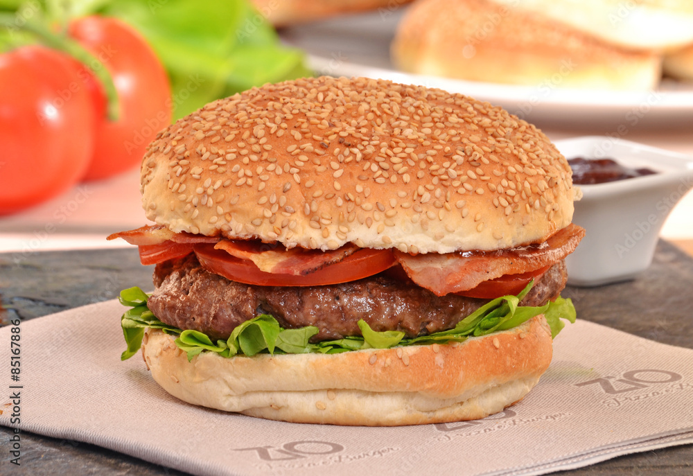 Hamburguesa con tocineta e ingredientes en la plancha. Hamburguesa con tocineta e ingredientes en la plancha.