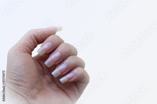 Piękne, długie, naturalne paznokcie na białym tle