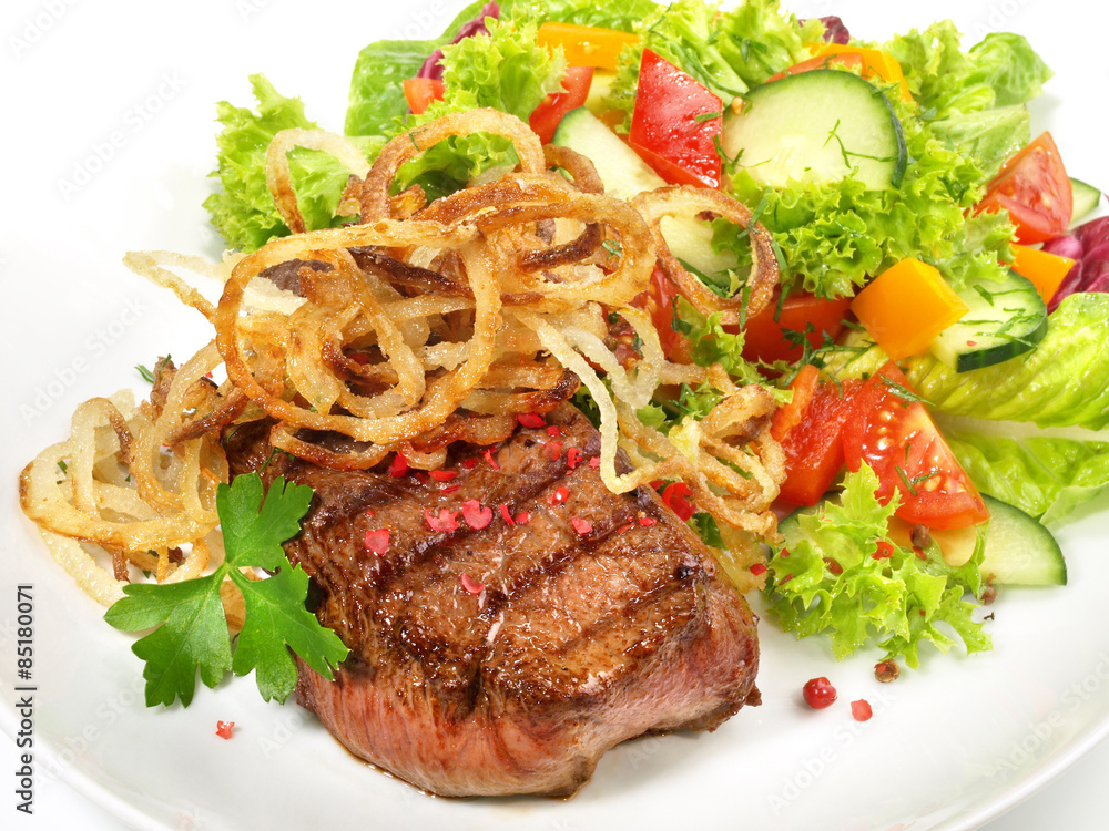 Steak mit Salat und Zwiebelringen Steak mit Salat und Zwiebelringen