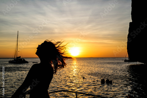 Silhouette einer Frau im Sonnenuntergang vor Trauminsel © st1909