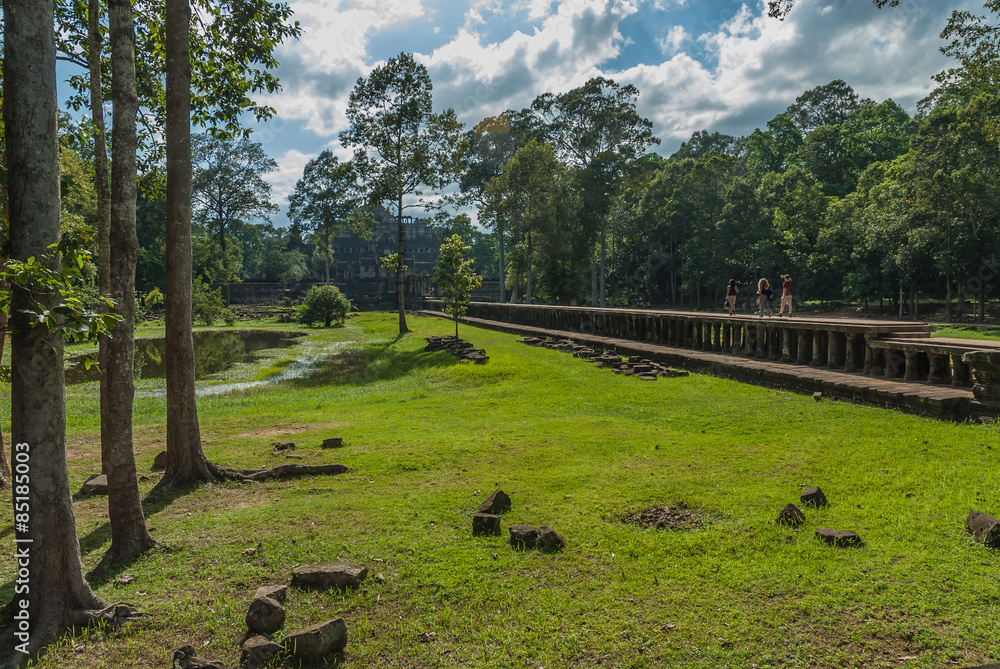 Obraz premium sight of the roadway and the ponds of the mountain pyramid of the baphuon in the archaeological angkor thom place in siam reap, cambodia