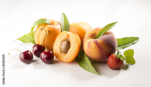 Fototapeta Naklejka Na Ścianę i Meble -  summer fruits isolated on white background