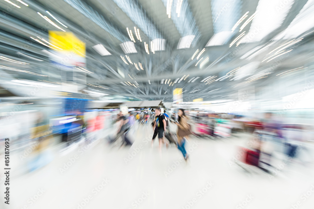 Obraz premium Blurred background : Traveler at airport terminal blur backgroun