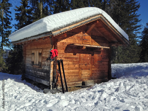 ski posés sur la façade d'un chalet en bois