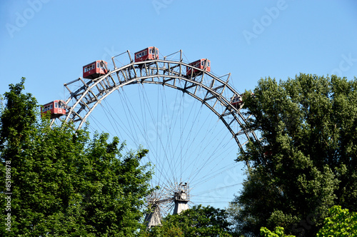 Wiener Riesenrad mit Bäumen