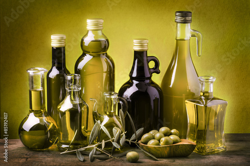 insieme di bottiglie con olio extravergine di oliva photo