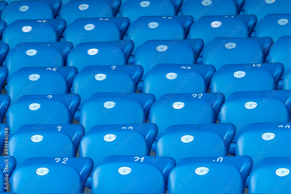 Obraz premium plastikowe niebieskie siedzenia na stadionie piłkarskim