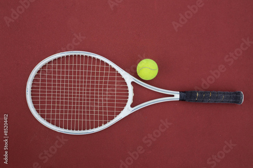  tennis racket and balls on the tennis court © FAMILY STOCK