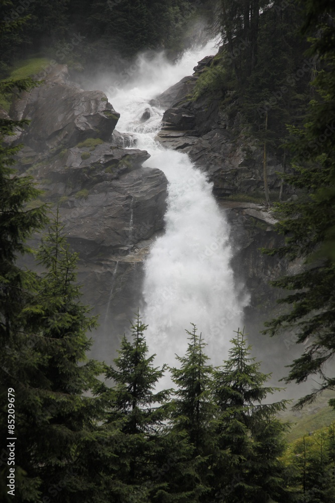 Obraz premium Górski wodospad rzeczny – kaskada skalna (waterfall)