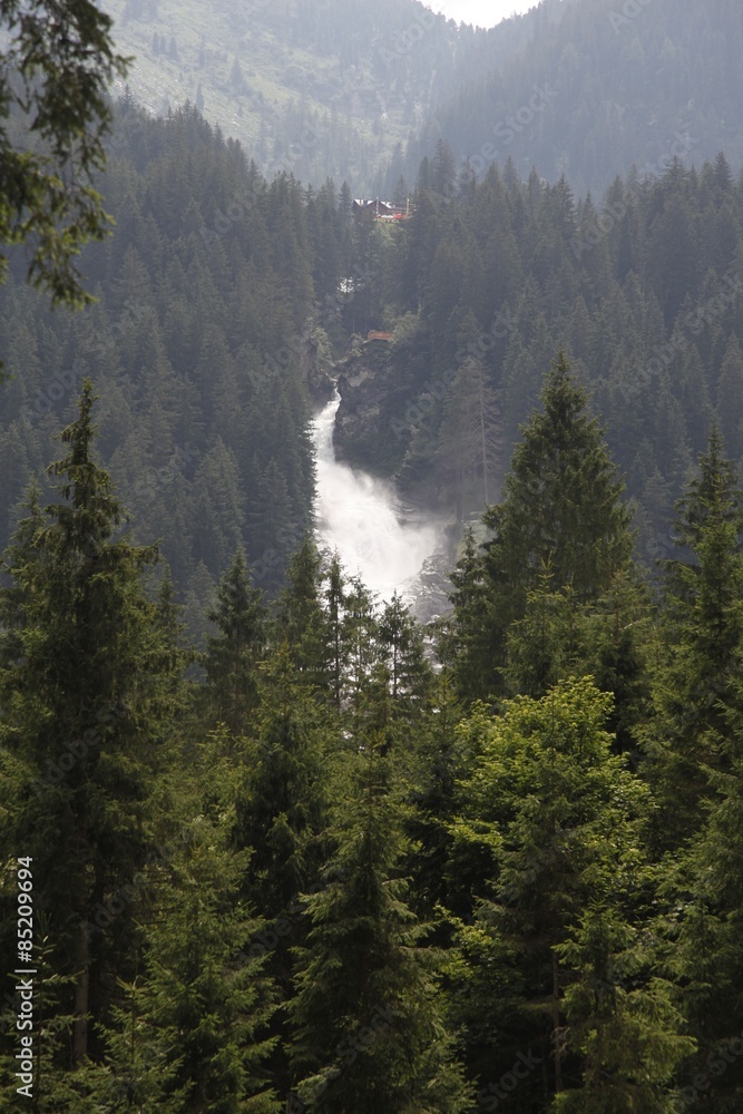 Fototapeta premium Górski wodospad rzeczny – kaskada skalna (waterfall)