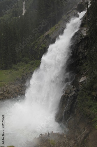 Fototapeta Naklejka Na Ścianę i Meble -  Górski wodospad rzeczny – kaskada skalna (waterfall)