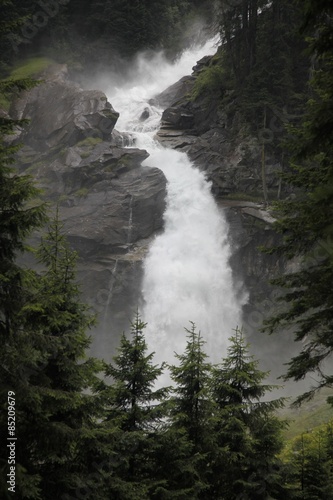 Fototapeta Naklejka Na Ścianę i Meble -  Górski wodospad rzeczny – kaskada skalna (waterfall)