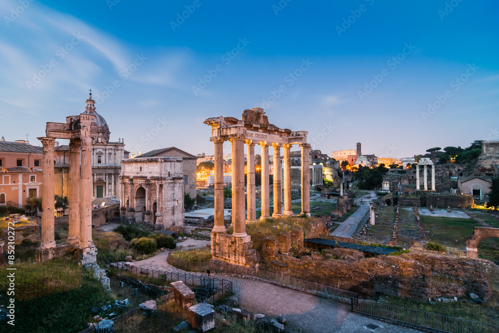 Obraz premium Fora rzymskie. Panorama na rzymskie ruiny