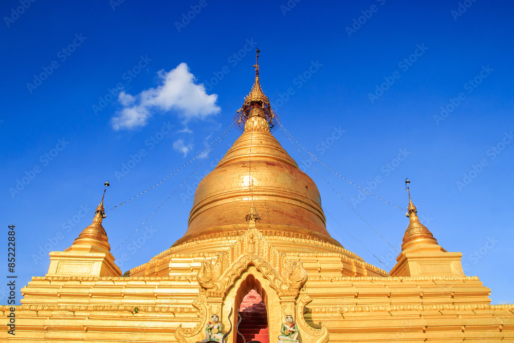 Fototapeta premium The Maha Lawka Marazein Pagoda at the center of the Kuthodaw Pagoda.