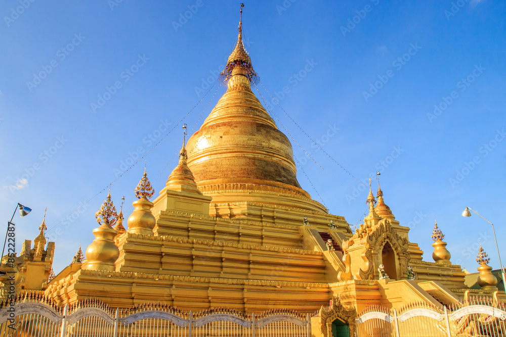 Fototapeta premium The Maha Lawka Marazein Pagoda at the center of the Kuthodaw Pagoda.