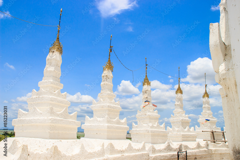 Fototapeta premium white pagoda at the temple, Mynmar