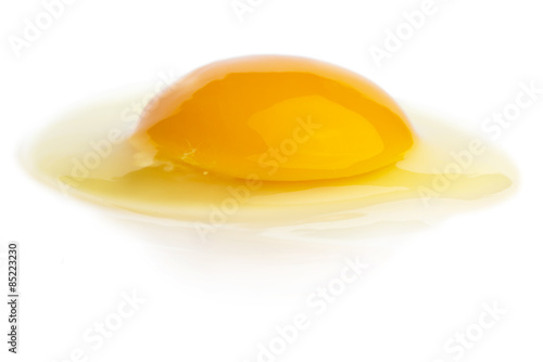 Φωτογραφία raw egg with a whole yolk