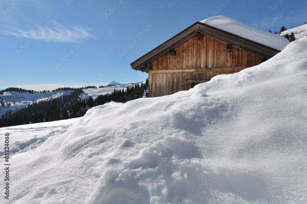 chalet bois dans la neige 