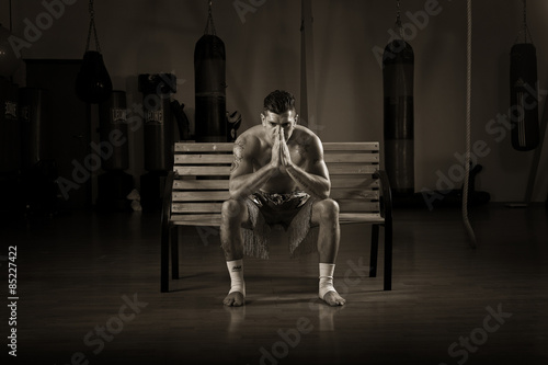 Boxeur in bianco e nero su sfondo nero photo