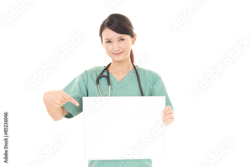 ホワイトボードを持つ女医