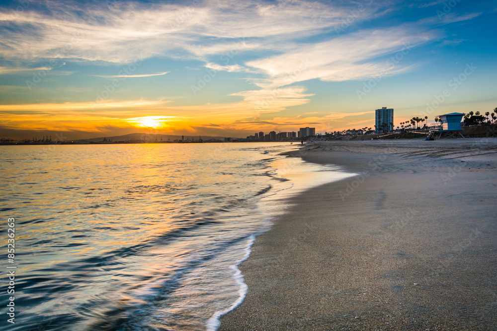 Obraz premium Sunset over the Pacific Ocean, in Long Beach, California.