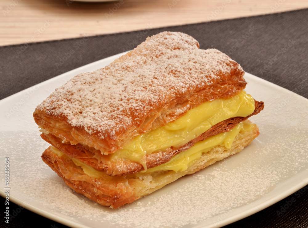 Pastel milhojas y crema chantilli. Pastel milhojas y crema chantilli.