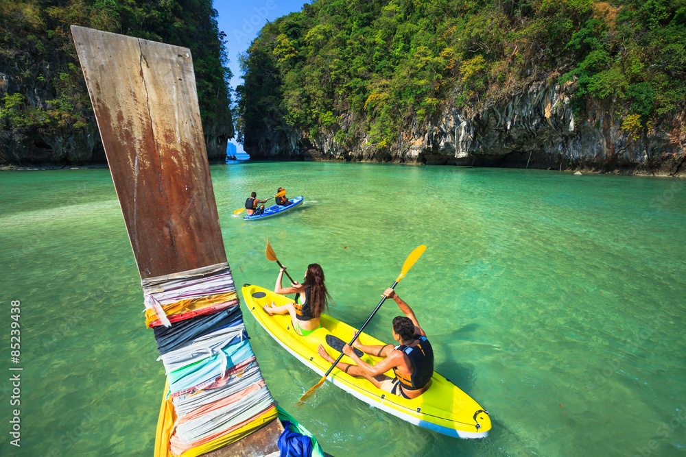 Obraz premium Traveller are kayaking at a beauty sea Koh-Hong Krabi Province