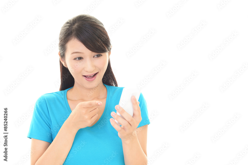 スマートフォンを持つ女性