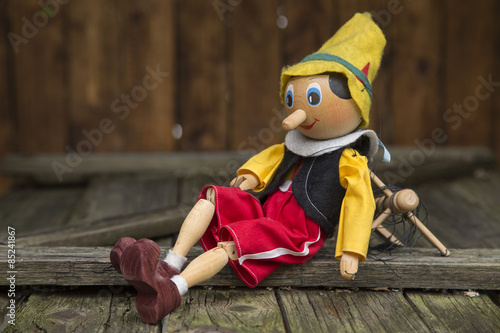 Fotografia Old wooden pinocchio marionette toy .