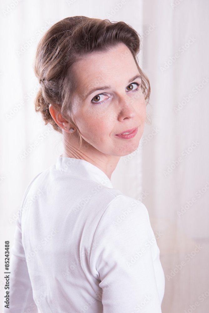 attraktive Frau schaut über die Schulter