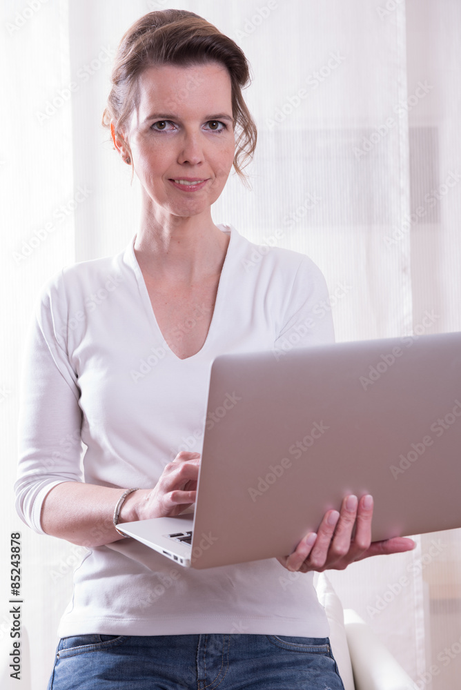 attraktive Frau arbeitet mit Laptop attraktive Frau arbeitet mit Laptop