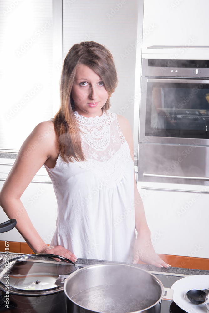 junge Frau steht am Herd junge Frau steht am Herd
