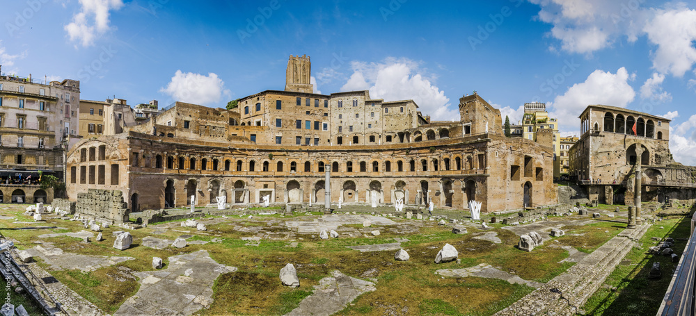 Fototapeta premium Mercati Traiani. Panoramica dei mercati Traiani e degli antichi fori imperiali.