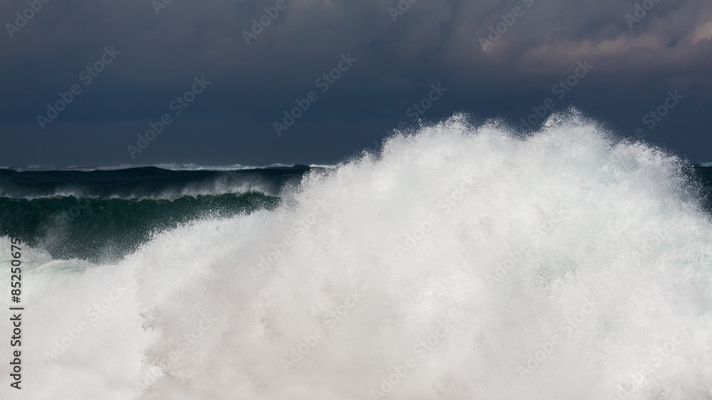 Obraz premium Frozen motion of large wave on beach