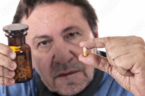 Kranker Mann mit Tablette in der Hand photo