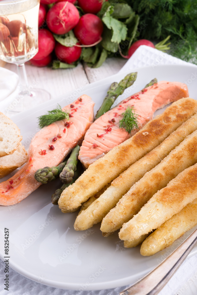 Roasted asparagus with salmon fillet Roasted asparagus with salmon fillet