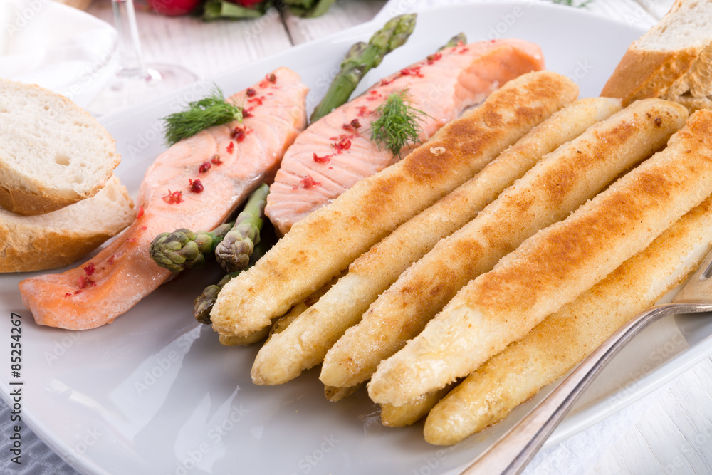 Roasted asparagus with salmon fillet Roasted asparagus with salmon fillet