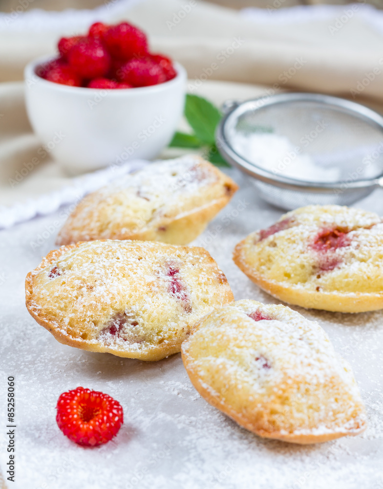 Sugar powdered madeleines with raspberry Sugar powdered madeleines with raspberry