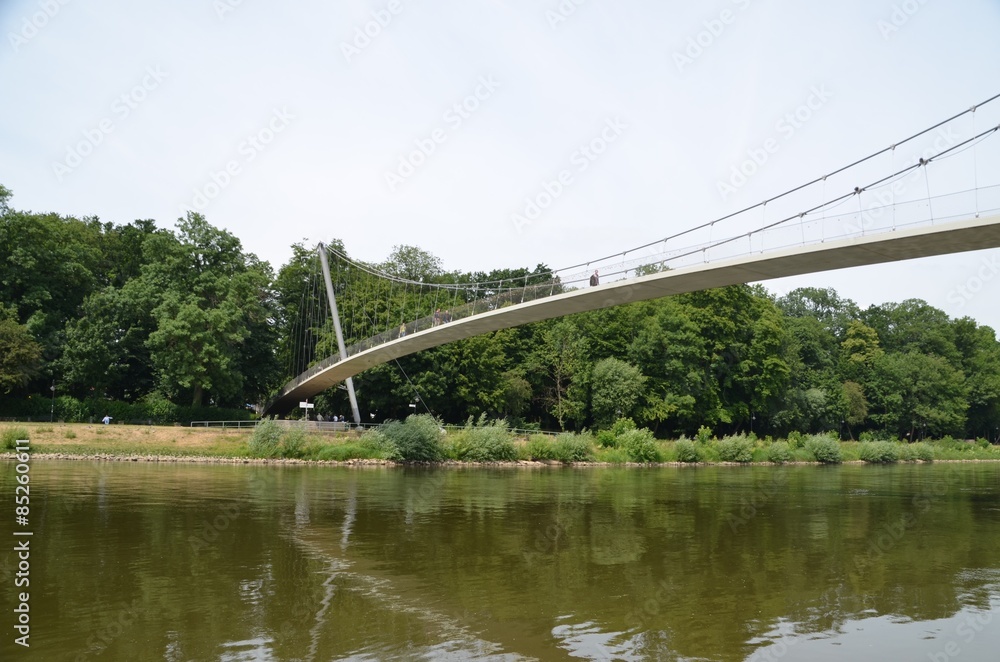 Obraz premium Fußgängerbrücke bei Kanzlers Weide, Minden