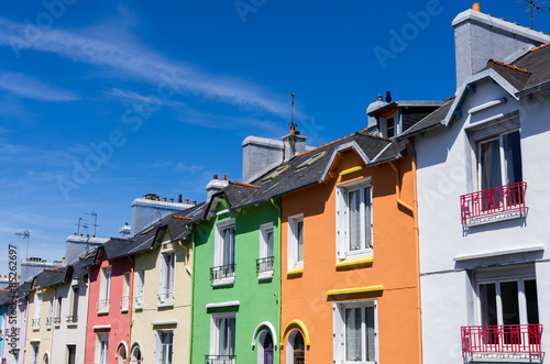 Fototapeta Naklejka Na Ścianę i Meble -  Maisons colorées dans une rue de Brest
