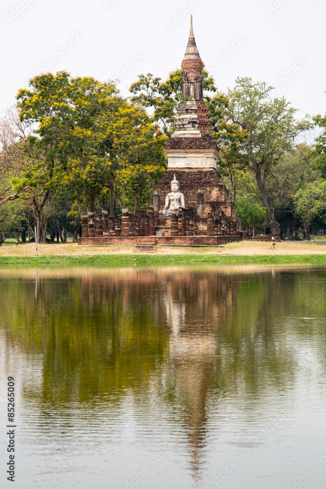 Fototapeta premium Sukhothai - Historischer Park - Wat Traphang Ngoen