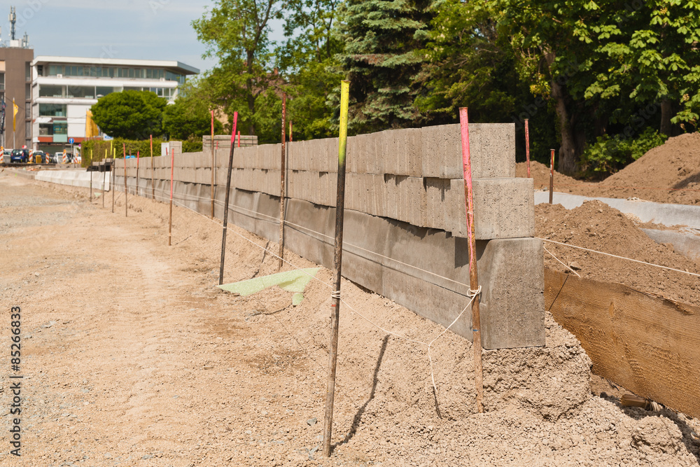 Strassenbau - Verlegung neuer Bordsteine in einem Betonfundament